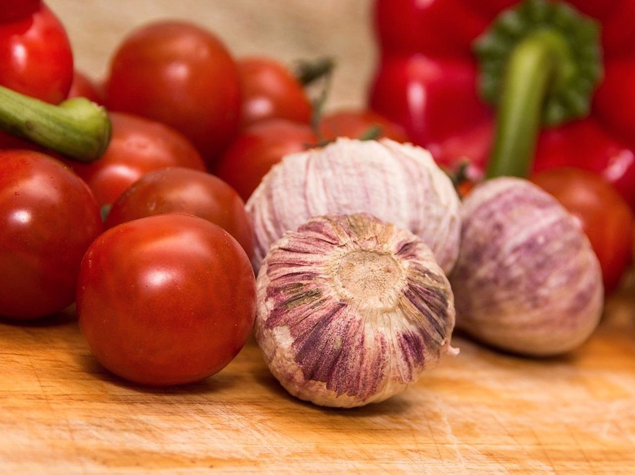 Pijetao i kokošje jaje od poznate farme
